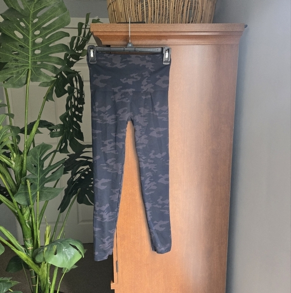 SPANX Pants - Spanx black and grey camo womens size medium leggings